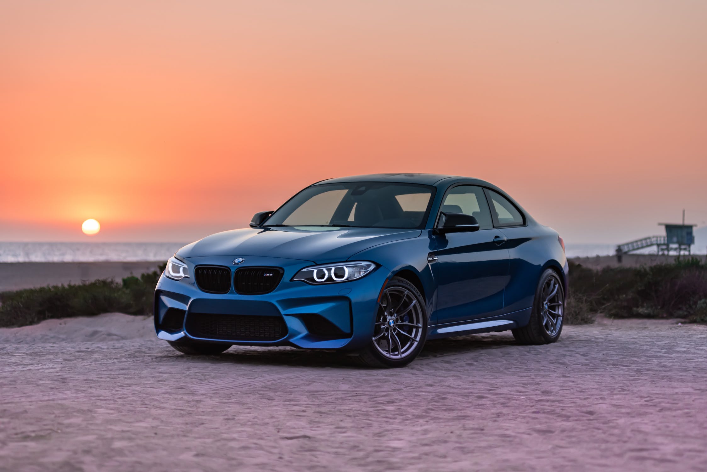 Blauer BMW am Strand